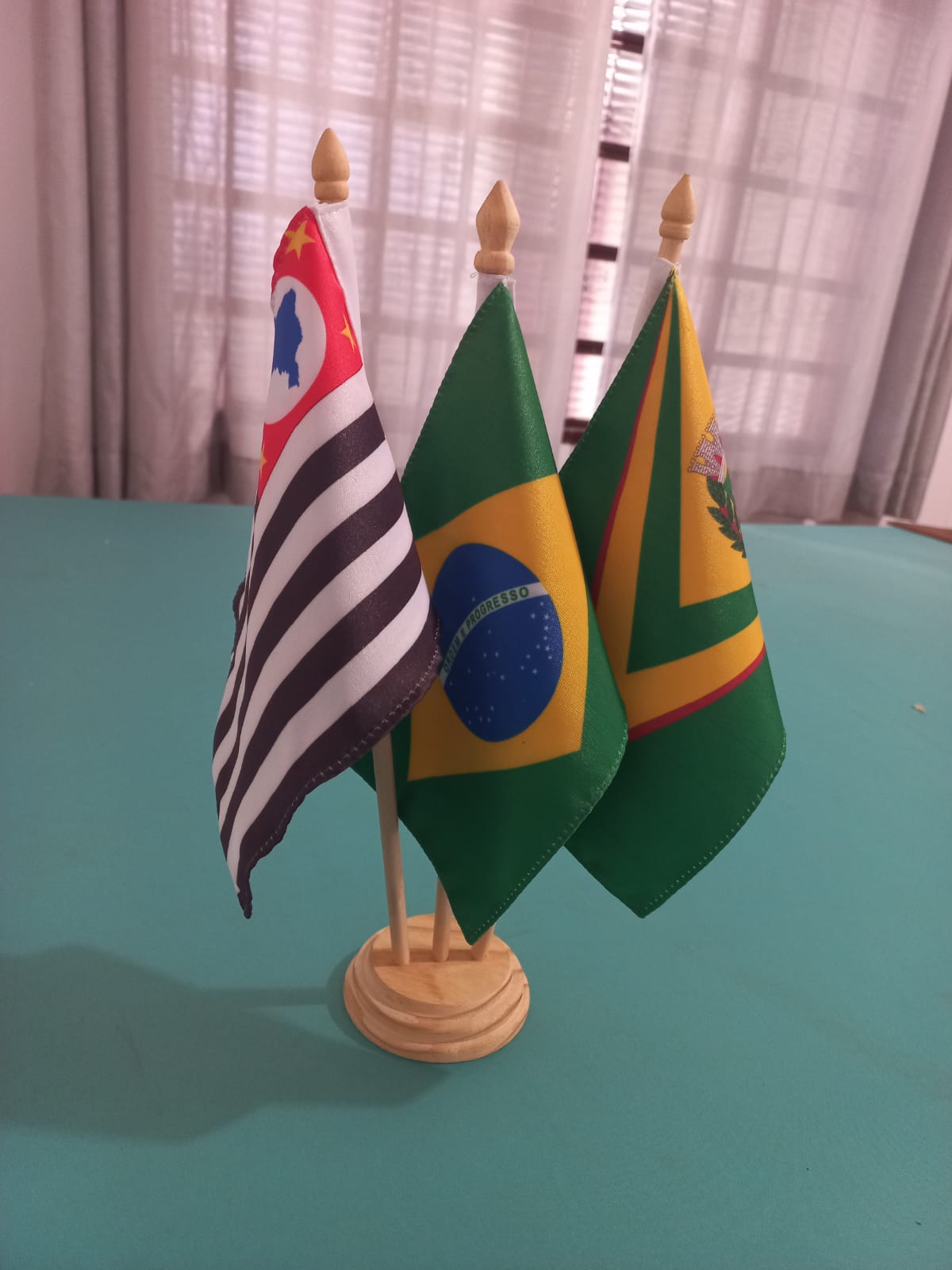 Bandeira de Mesa - Kit 3 Bandeiras + 3 Hastes + 1 Base de madeira